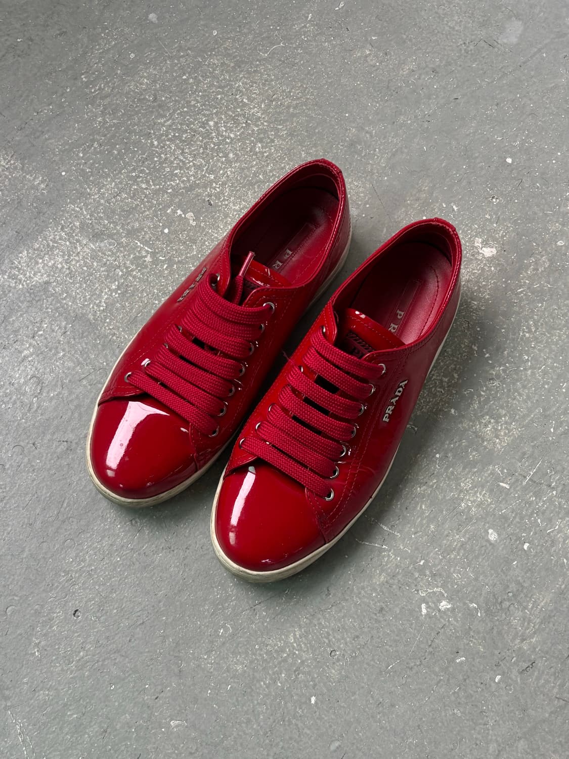 프라다 레드 에나멜 스니커즈 상품이미지7