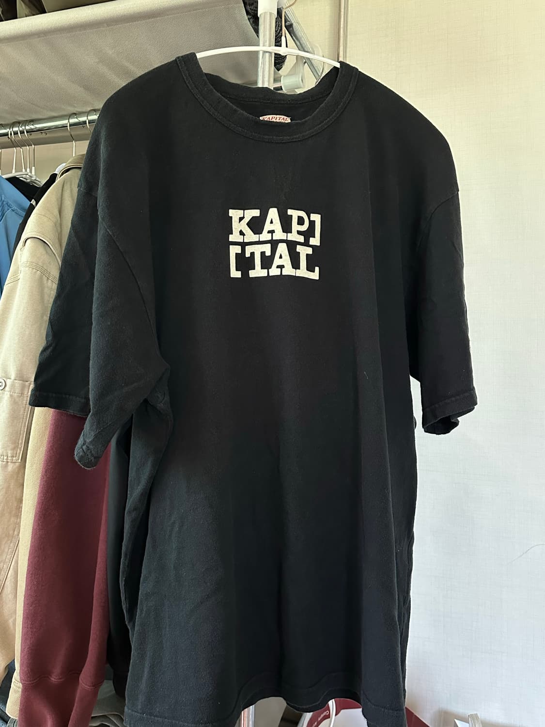 캐피탈 루키 크루넥 로고 티셔츠 블랙 상품이미지1