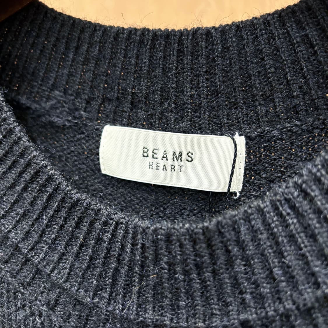 빔즈 하트 라운드넥 민소매 니트 베스트 골지 마감 디테일 블랙 상품이미지7