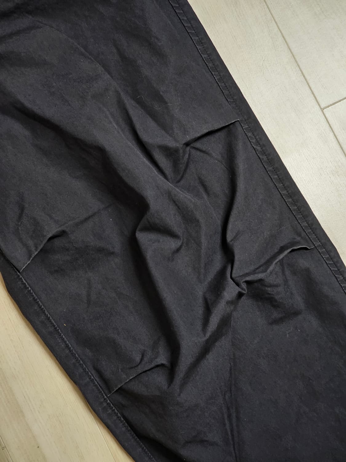 ​[32] 유니클로 차콜 다트 디테일 와이드 파라슈트 팬츠 상품이미지4