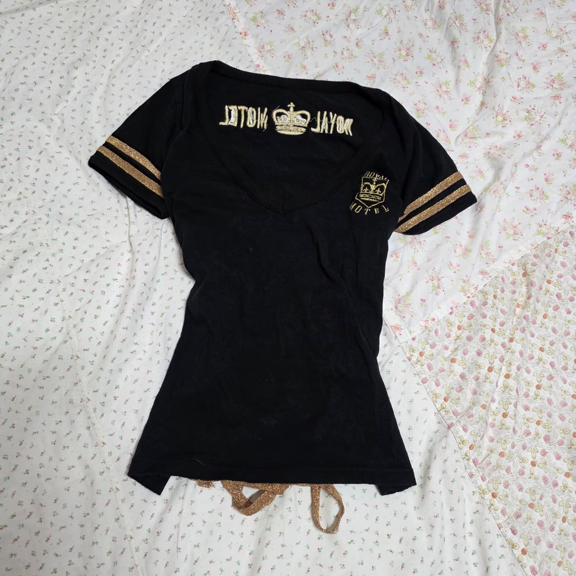 d.i.a 오네갸루 백 스트링 리본 골드 레터링 펑크 반팔 상품이미지1