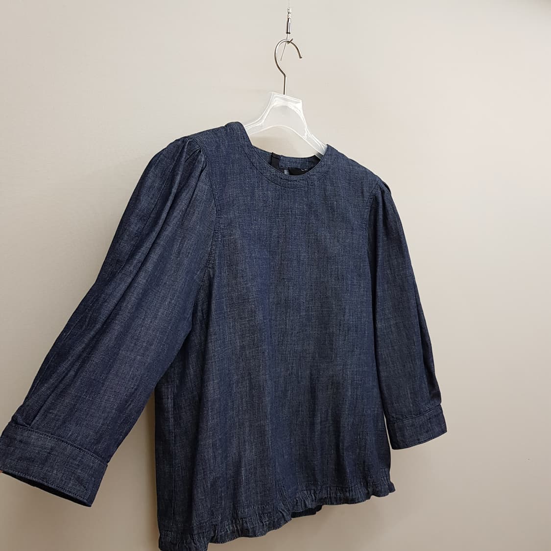 한섬 래트 2022 데님 셔링 블라우스82-94-160 상품이미지3