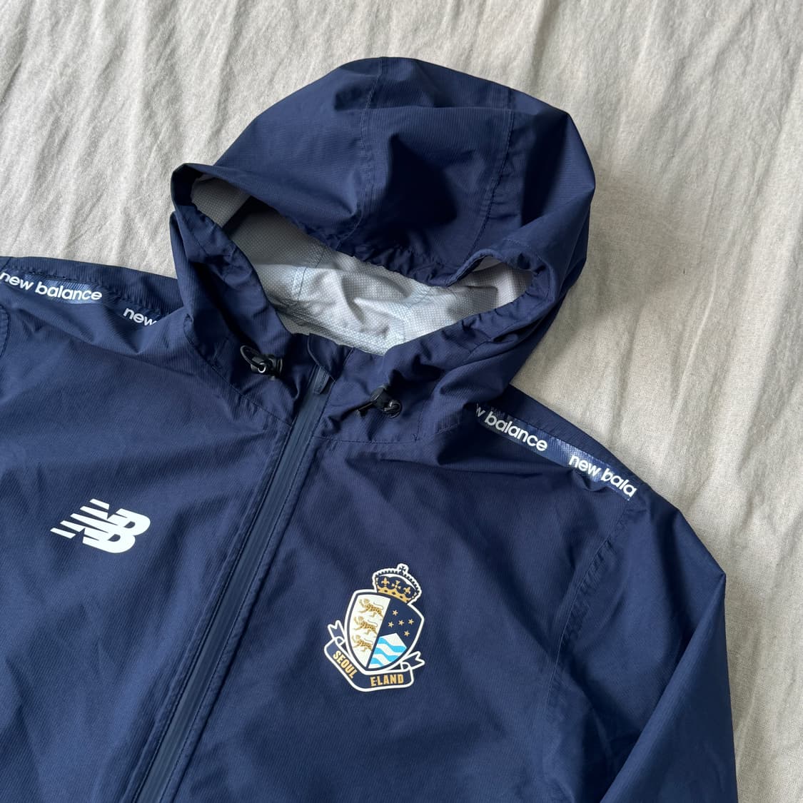 뉴발란스 x 서울이랜드 FC 바람막이 100 상품이미지2