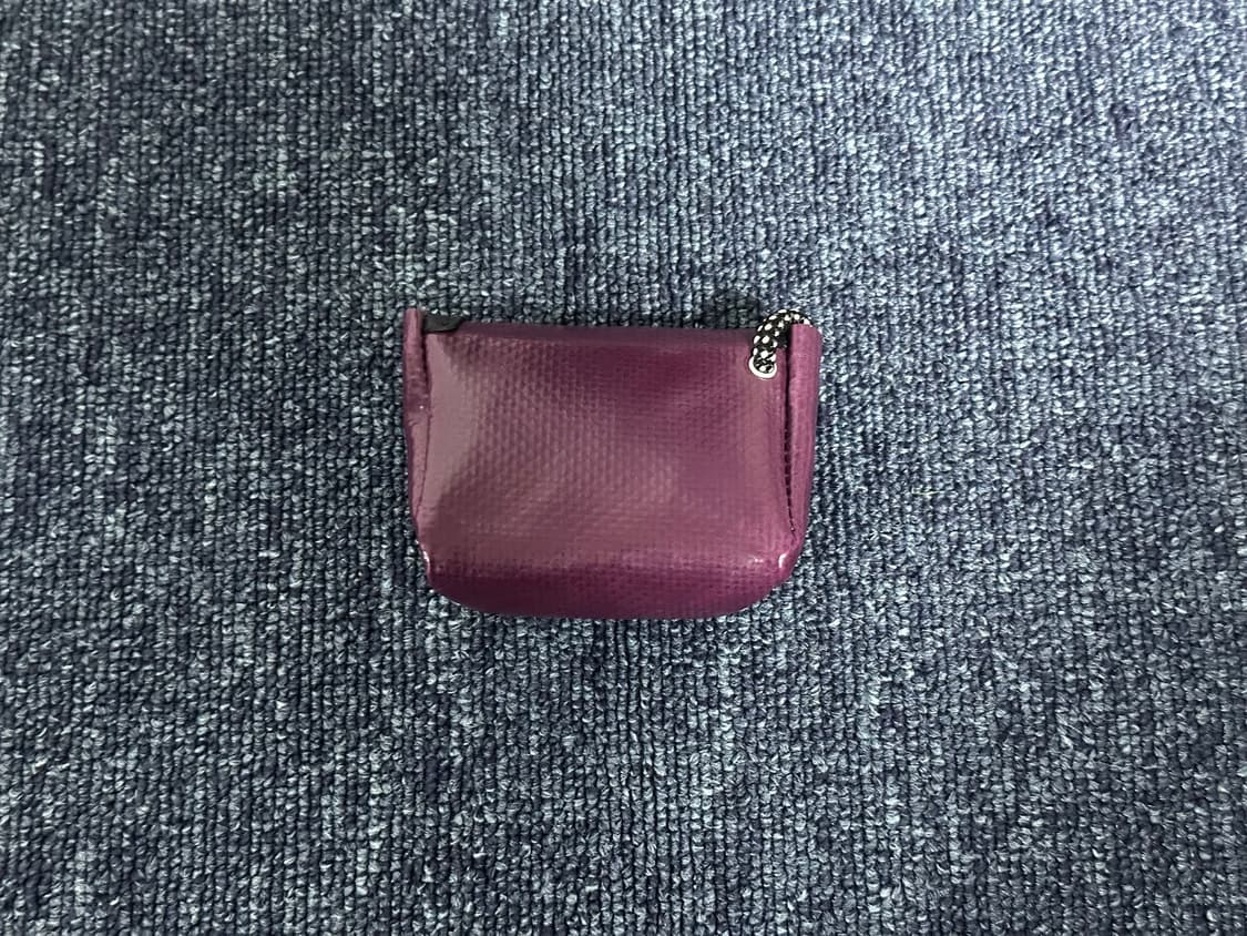 새제품 Freitag 프라이탁 와인색 미니 메신저 키링(에어팟) 상품이미지9