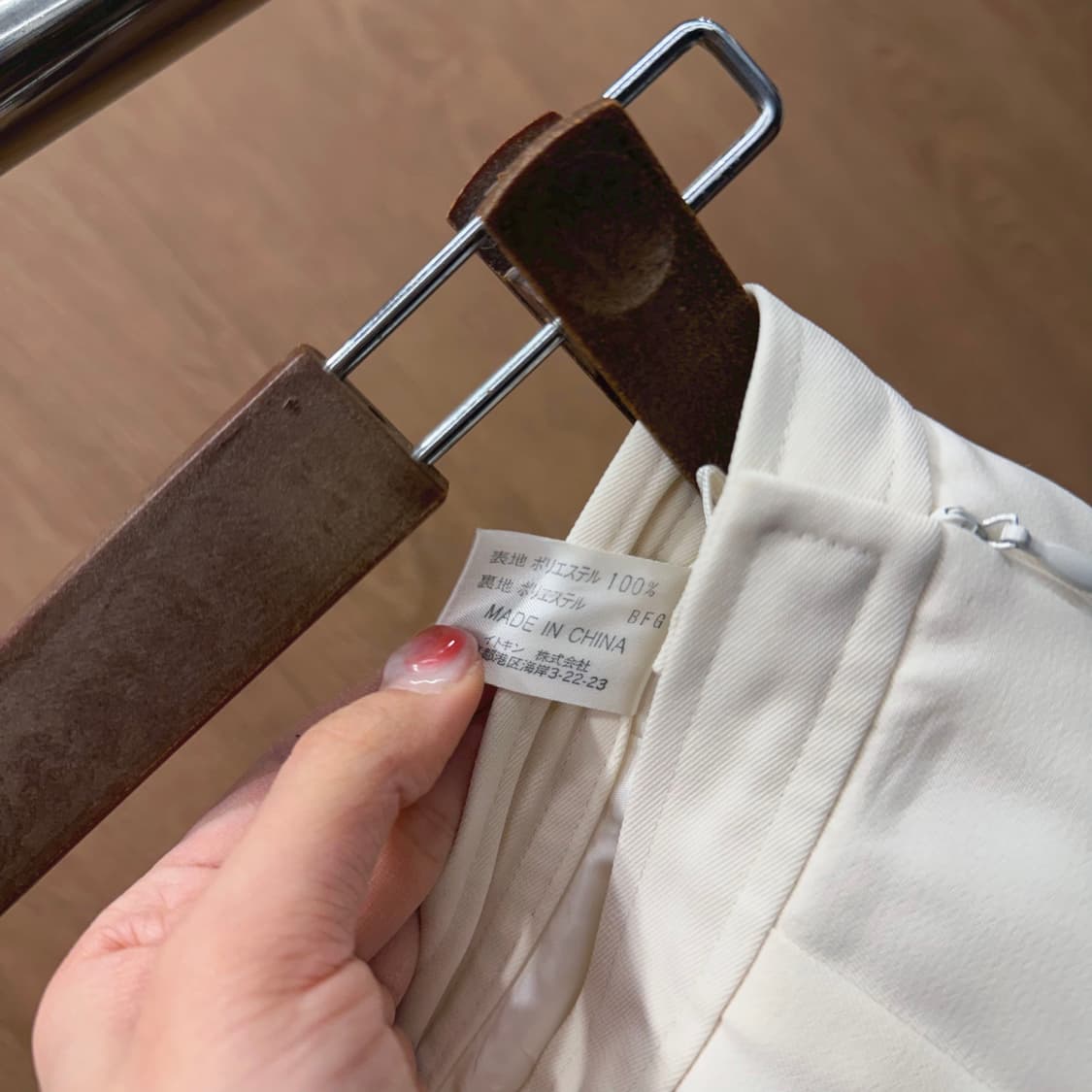 꾸레쥬 미디 스커트 로고 자수 사이드 슬릿 라인 디테일 A라인 화이트 상품이미지8