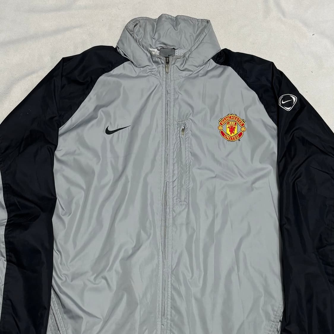 110 나이키 맨체스터 유나이티드 내장후드 그레이 배색 바람막이 상품이미지1