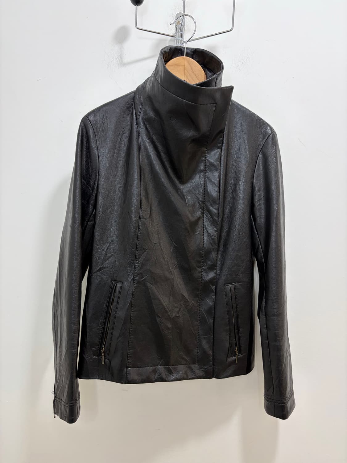 MICHEL KLEIN 사선 하이넥 페이크 레더 자켓 상품이미지7