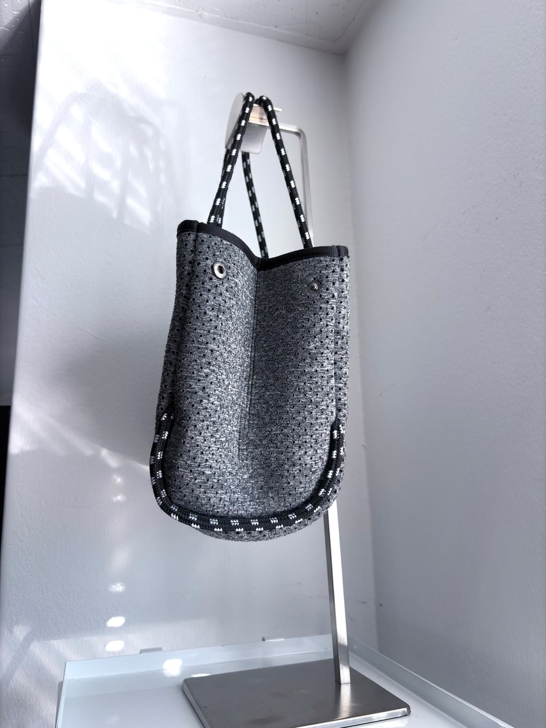 와이즈 스타일 네오프렌 핸드백 상품이미지2