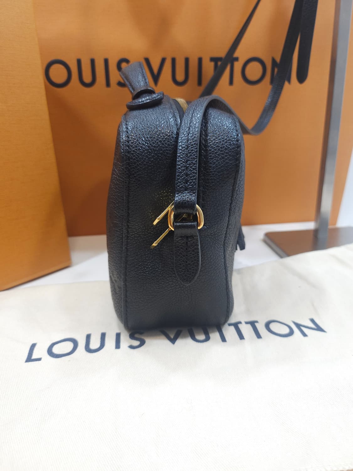 루이비통 앙프렝뜨 생통주 크로스백 상품이미지7