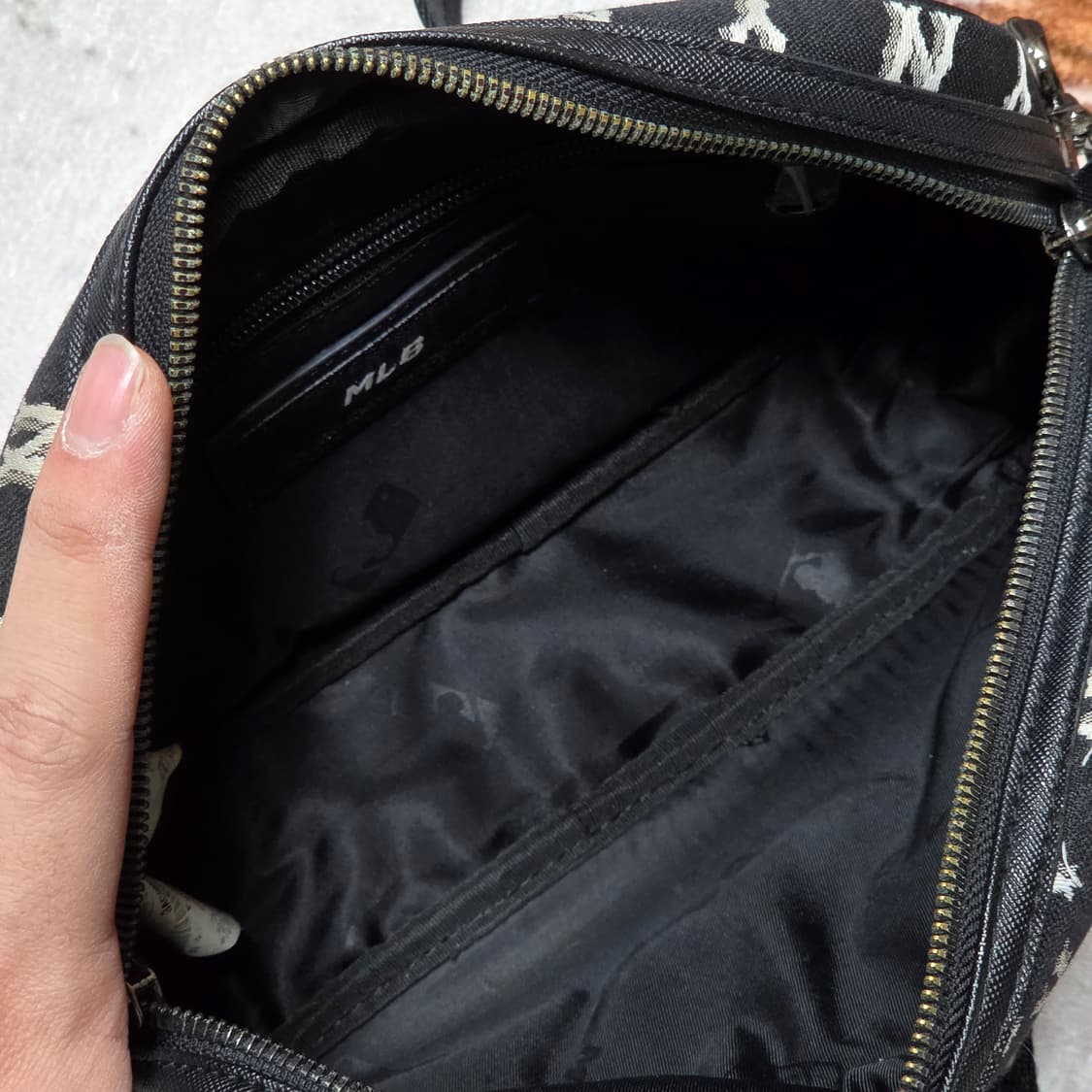 엠엘비 뉴욕 양키스 모노그램 크로스백 상품이미지7