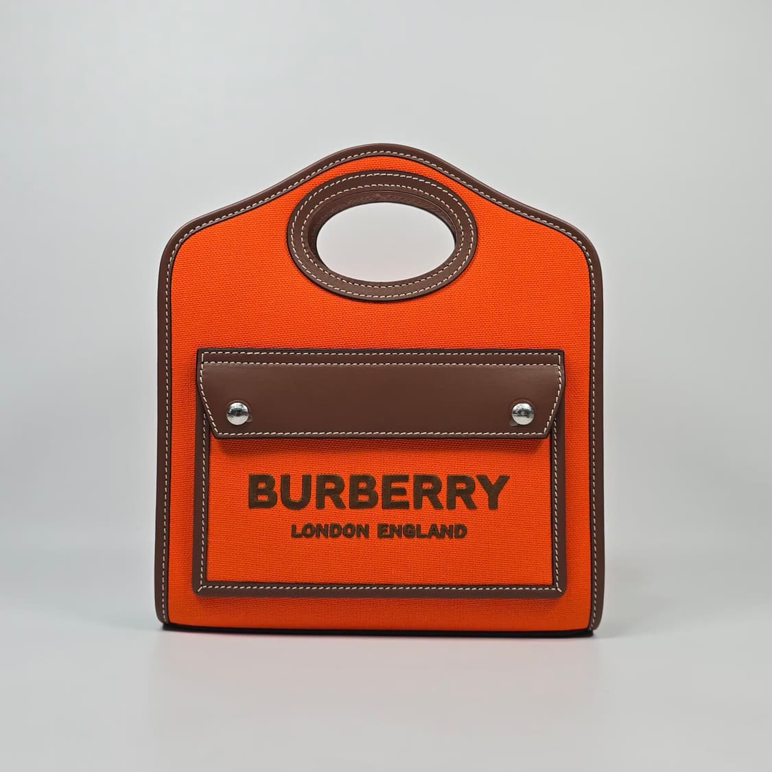 버버리 미니 투톤 포켓 토트백 상품이미지2