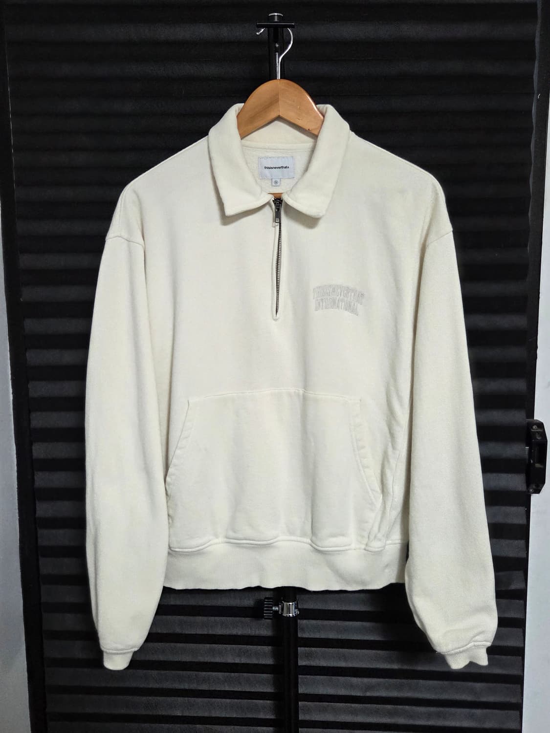 [디스이즈네버댓] 반집업 카라 맨투맨 | 00058 상품이미지1