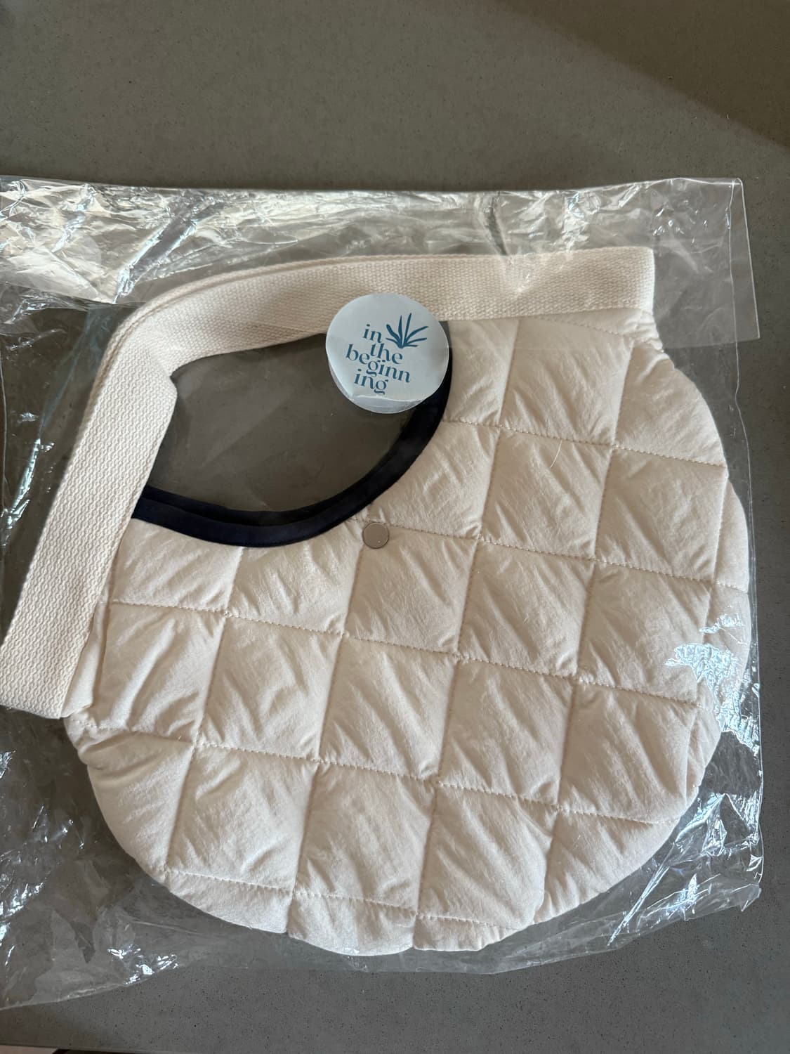 In the beginning 인더비기닝 Round padding bag 상품이미지6