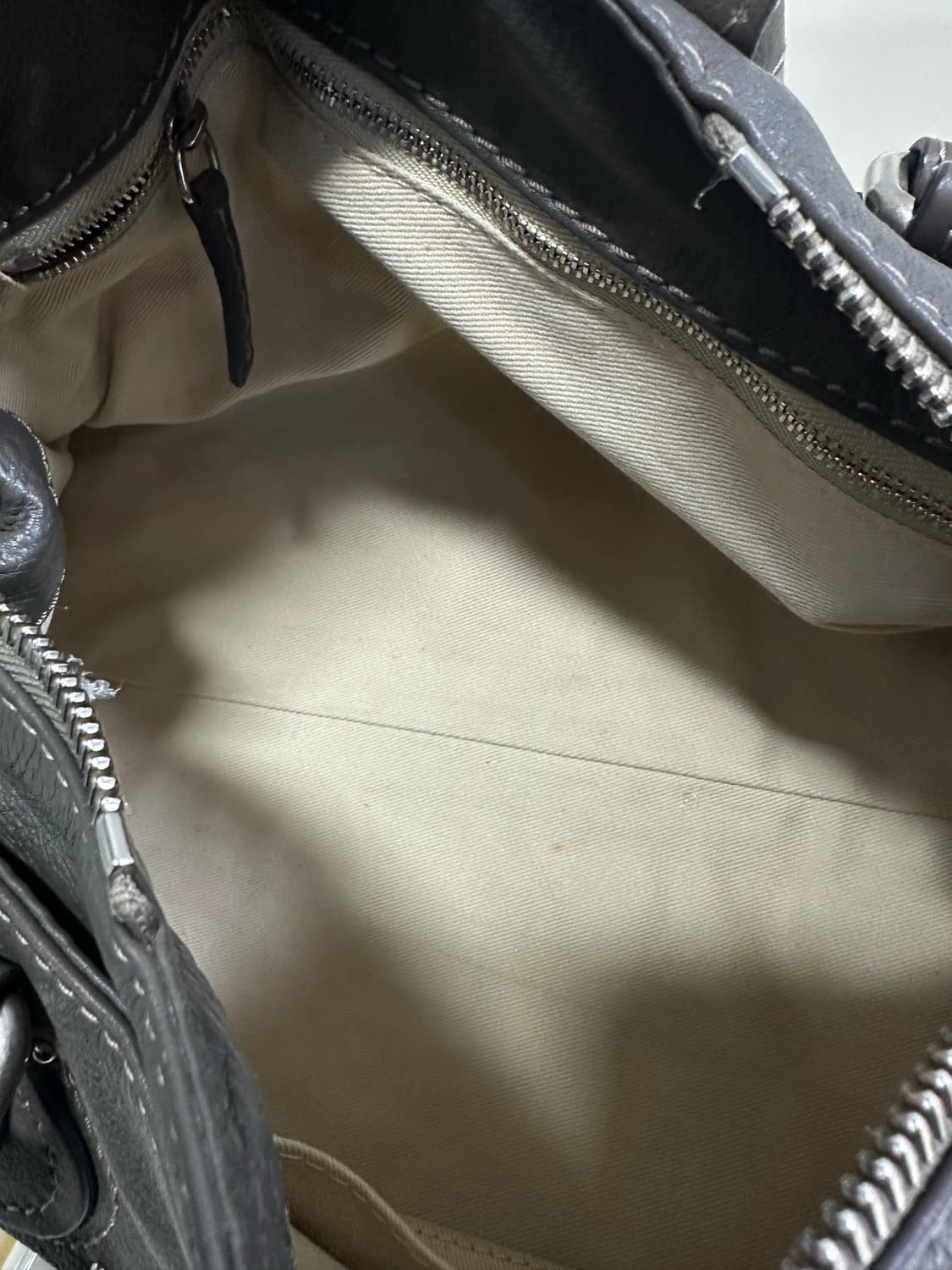 ❌거래중[A+ 정품] 끌로에 패딩턴백 다크그레이 상품이미지8