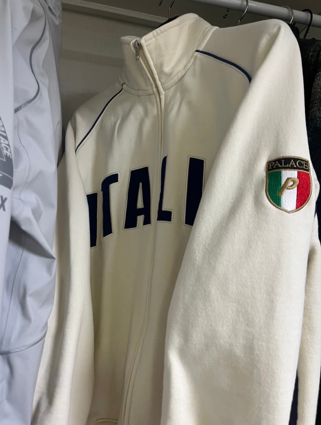 팔라스  palace 이탈리아 집업 퍼넬 소프트 화이트 - 24SS 상품이미지1