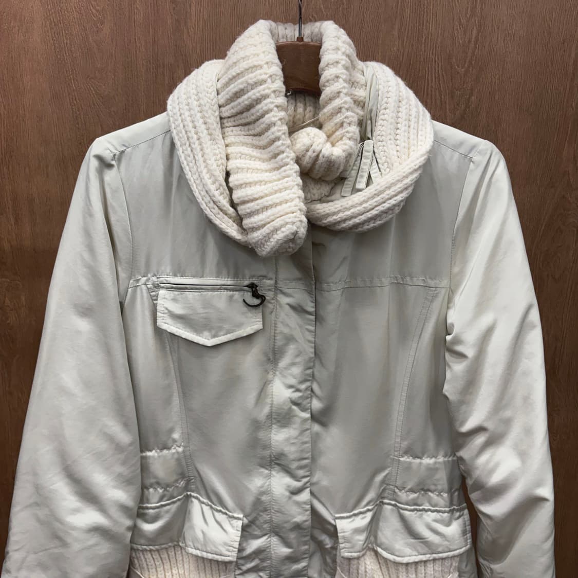 마렐라 스포츠 다운 점퍼 니트 믹스 넥 포켓 스트랩 디테일 아이보리 상품이미지4