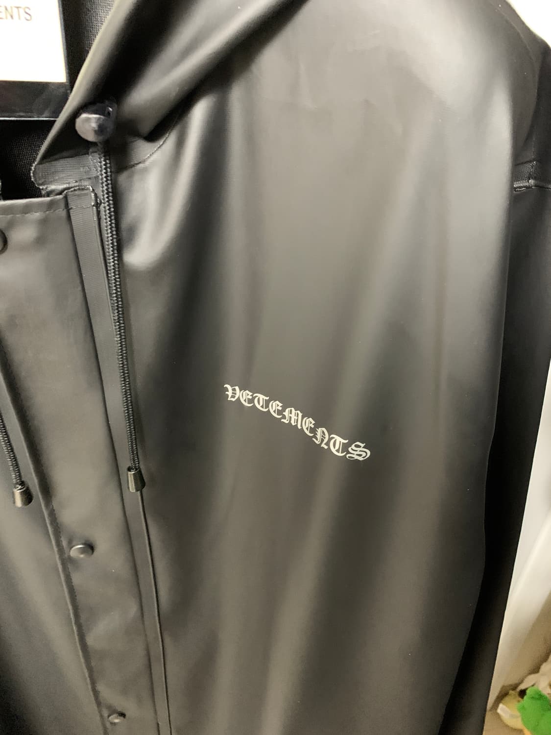 신품 21FW 베트멍 고딕 로고 레인코트 상품이미지4