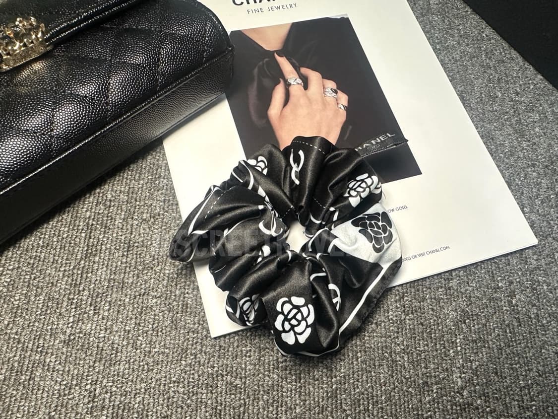 샤넬 까멜리아 헤어슈슈 블랙 상품이미지3