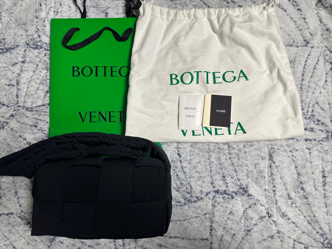 보테가베네타 패디드 테크 카세트백 미디움 상품이미지1