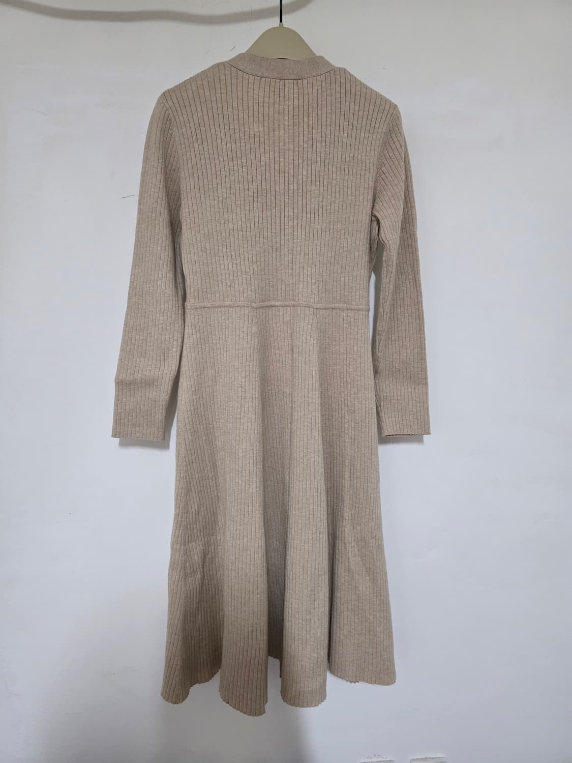 더아이잗  레이온  베이지  니트   원피스 55~66 상태굿 상품이미지4