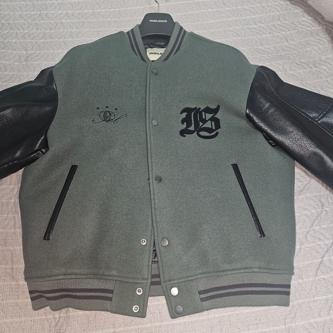 인사일런스 엠브로이더리 바시티 자켓 더스티 그린 s사이즈 상품이미지2