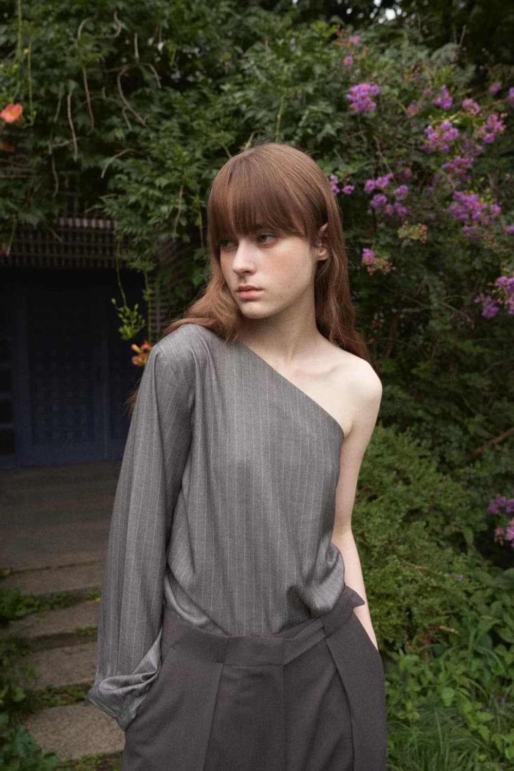 언앤써드미스테리 스트라이프 원숄더 블라우스 그레이 상품이미지4