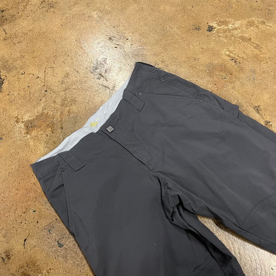 [정품] 마운틴하드웨어 남성 바지 차콜 b10 상품이미지1