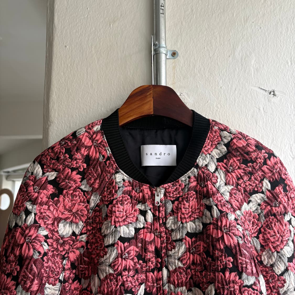 산드로 에보라 플로럴 크롭 봄버 자켓 상품이미지5