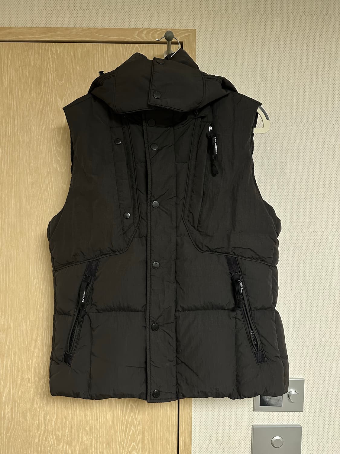 CP컴퍼니 고글 패딩 베스트 L 상품이미지1