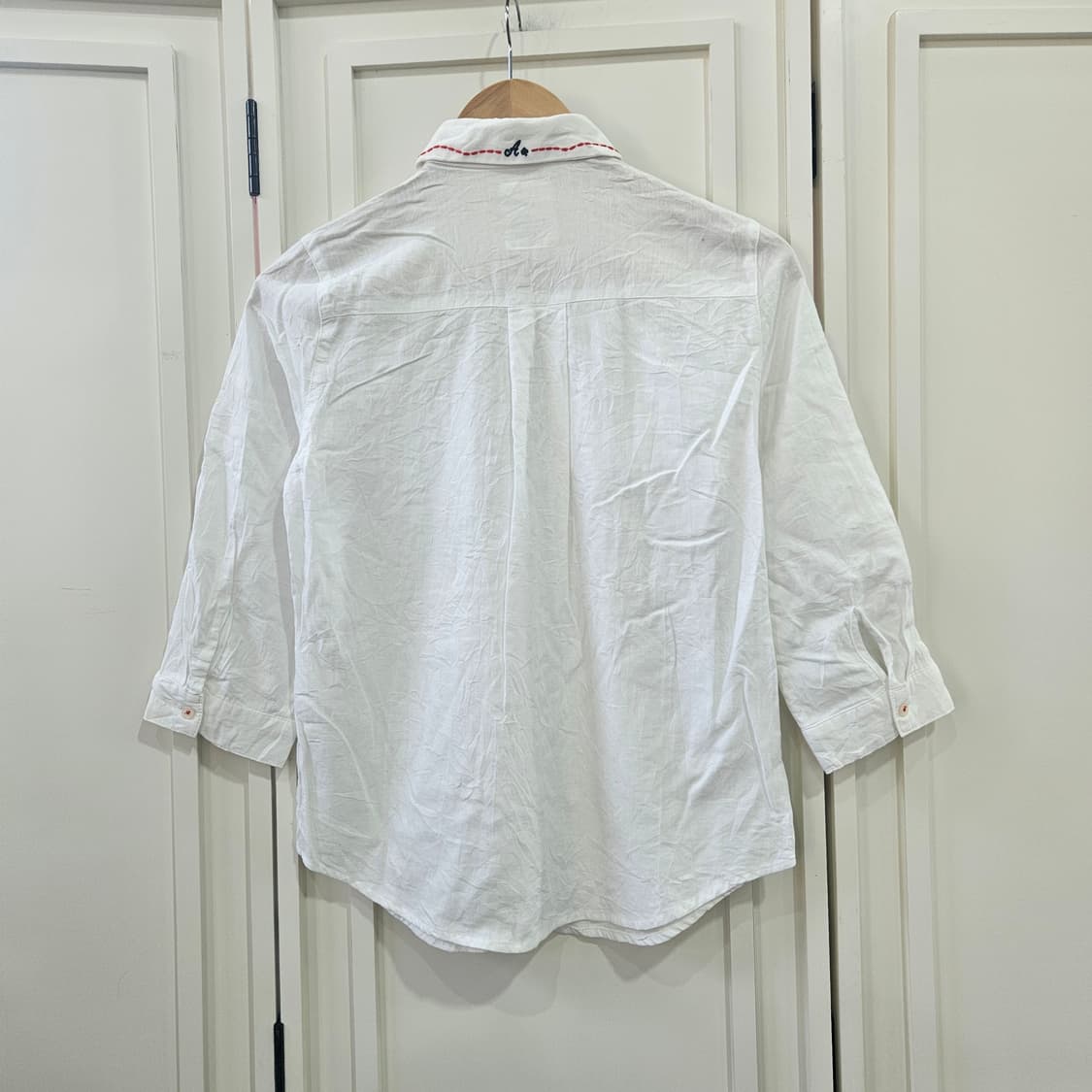 agplus 화이트 자수 카라 셔츠 상품이미지5