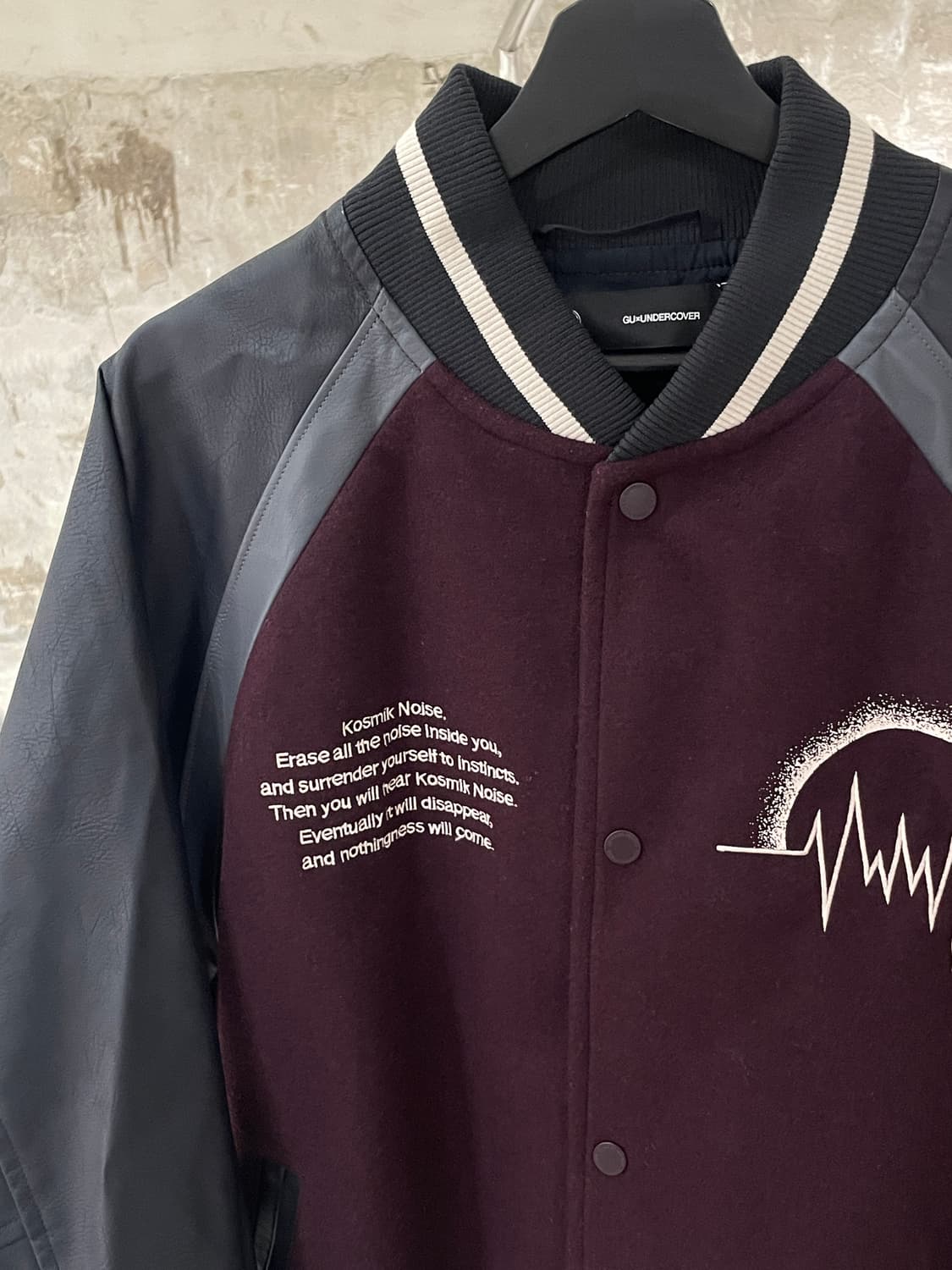 GU x 언더커버 버건디 코스믹 노이즈 바시티 자켓 상품이미지3