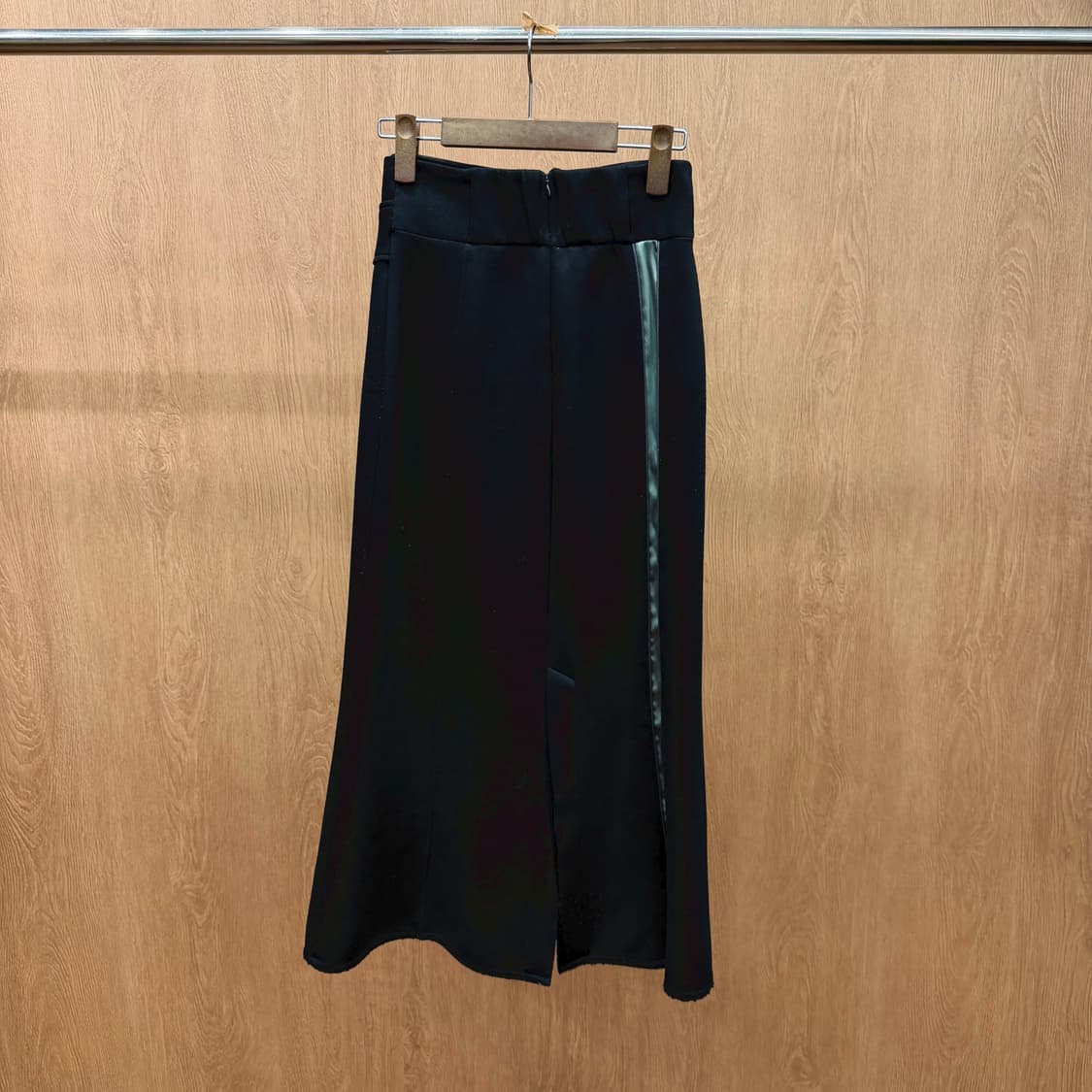 JPN 롱 스커트 세로 절개 패널 사이드 그린 라인 파이핑 디테일 블랙 상품이미지3