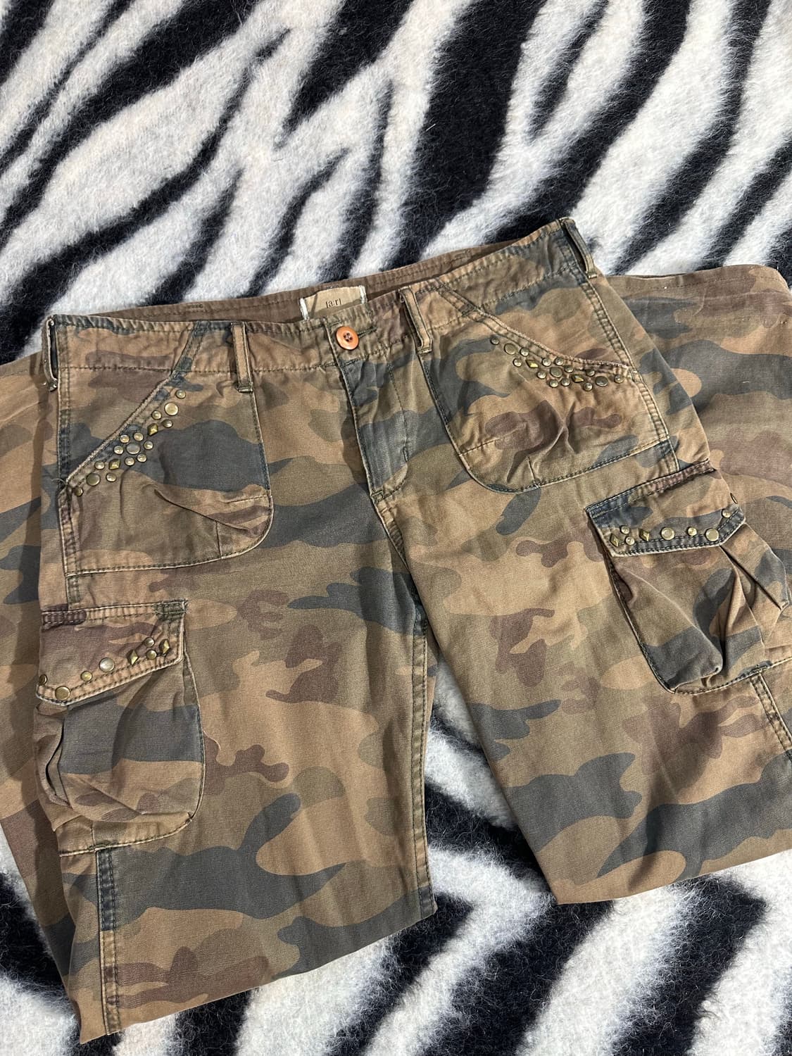 stud detail camo cargo pants  상품이미지3