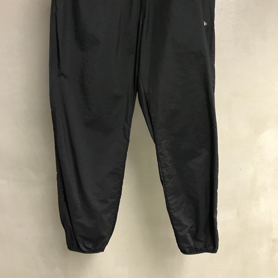 단톤 나일론 팬츠 블랙 - 상품이미지3