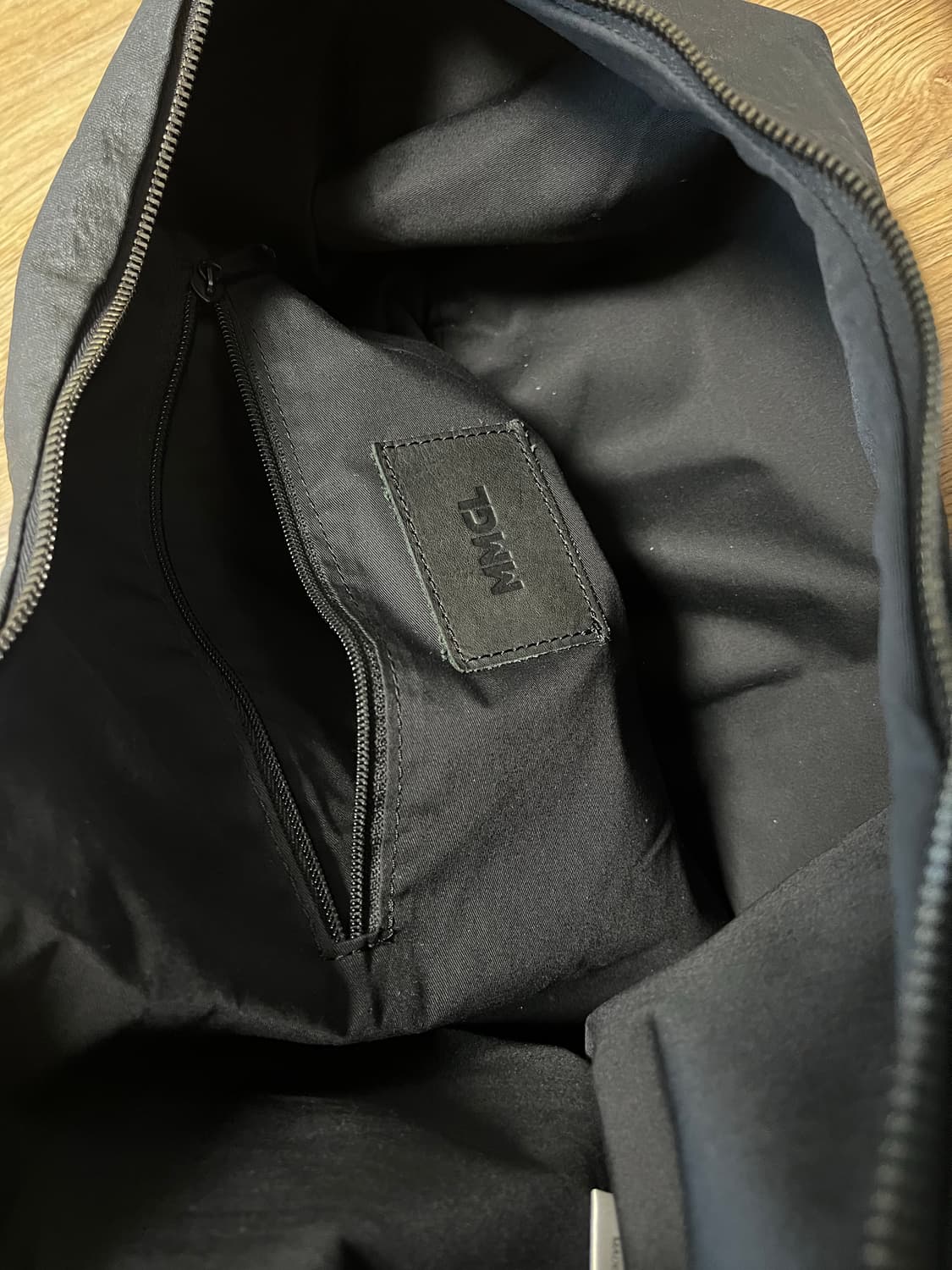 MMGL 링클드 레더 크로스백 블랙 상품이미지5