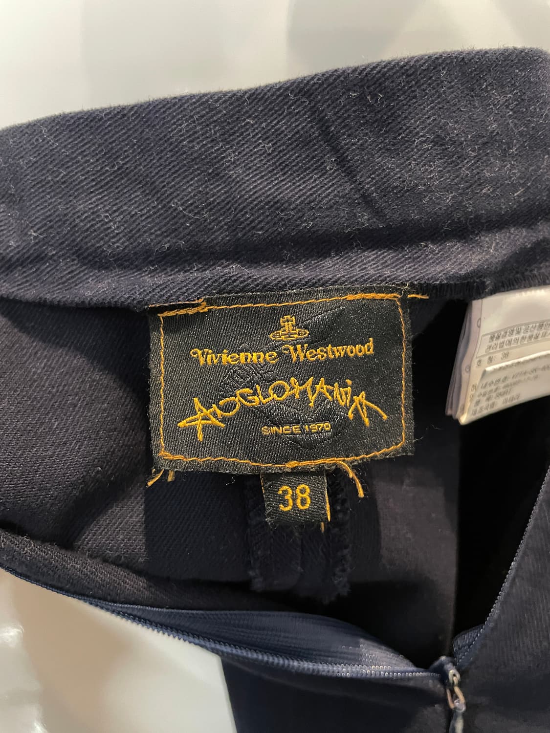 비비안웨스트우드 미디 스커트 밑단 플레어 실루엣 버튼 디테일 딥 네이비 상품이미지4