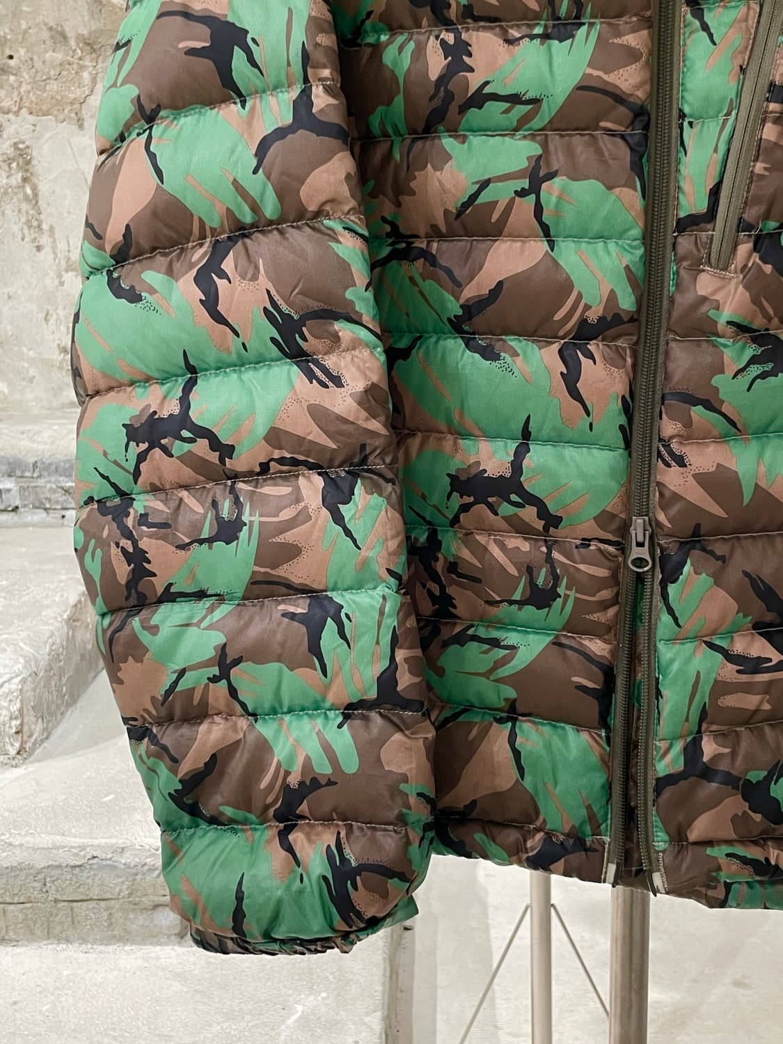 컬럼비아 카모플라쥬 구스 다운 투 웨이 후디 경량 패딩 상품이미지4