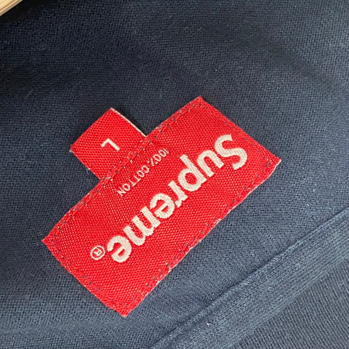 슈프림 스몰로고 네이비 반팔티  상품이미지4