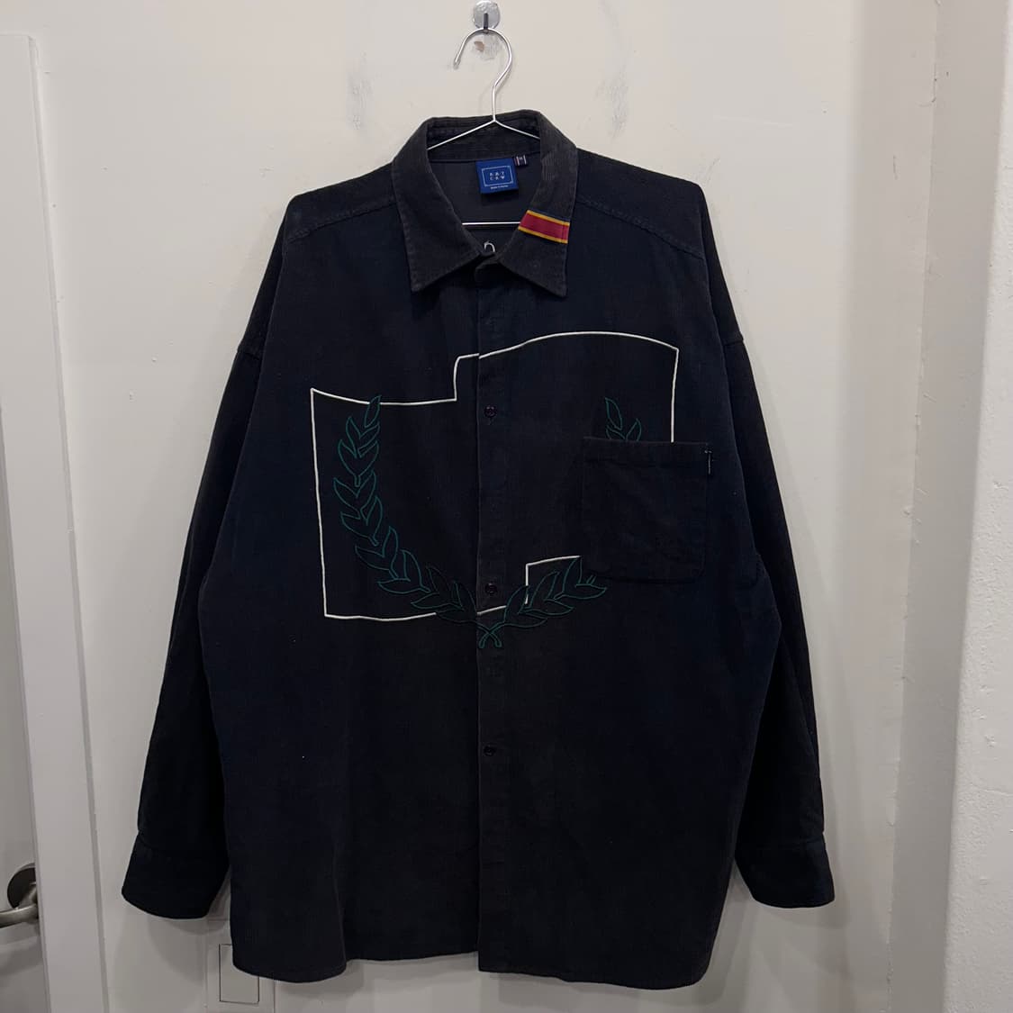 로맨틱크라운 월계관 자수 코듀로이 오버핏 셔츠 상품이미지2