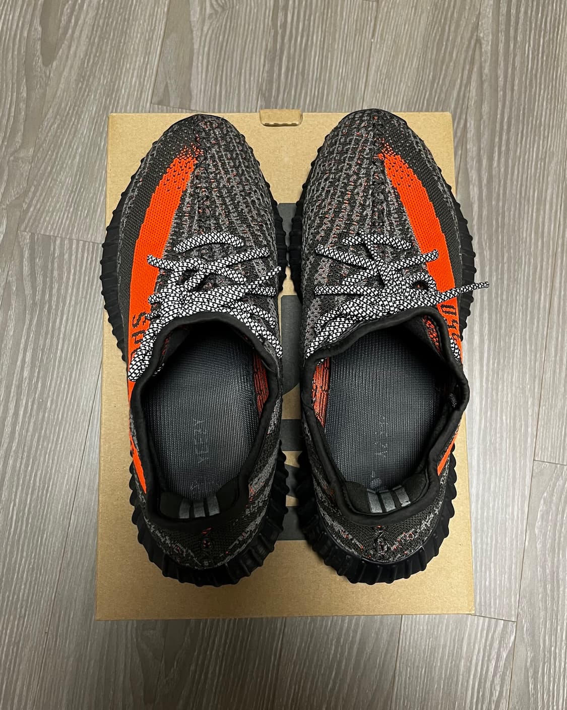 아디다스 이지부스트 350 V2 카본 벨루가 상품이미지3