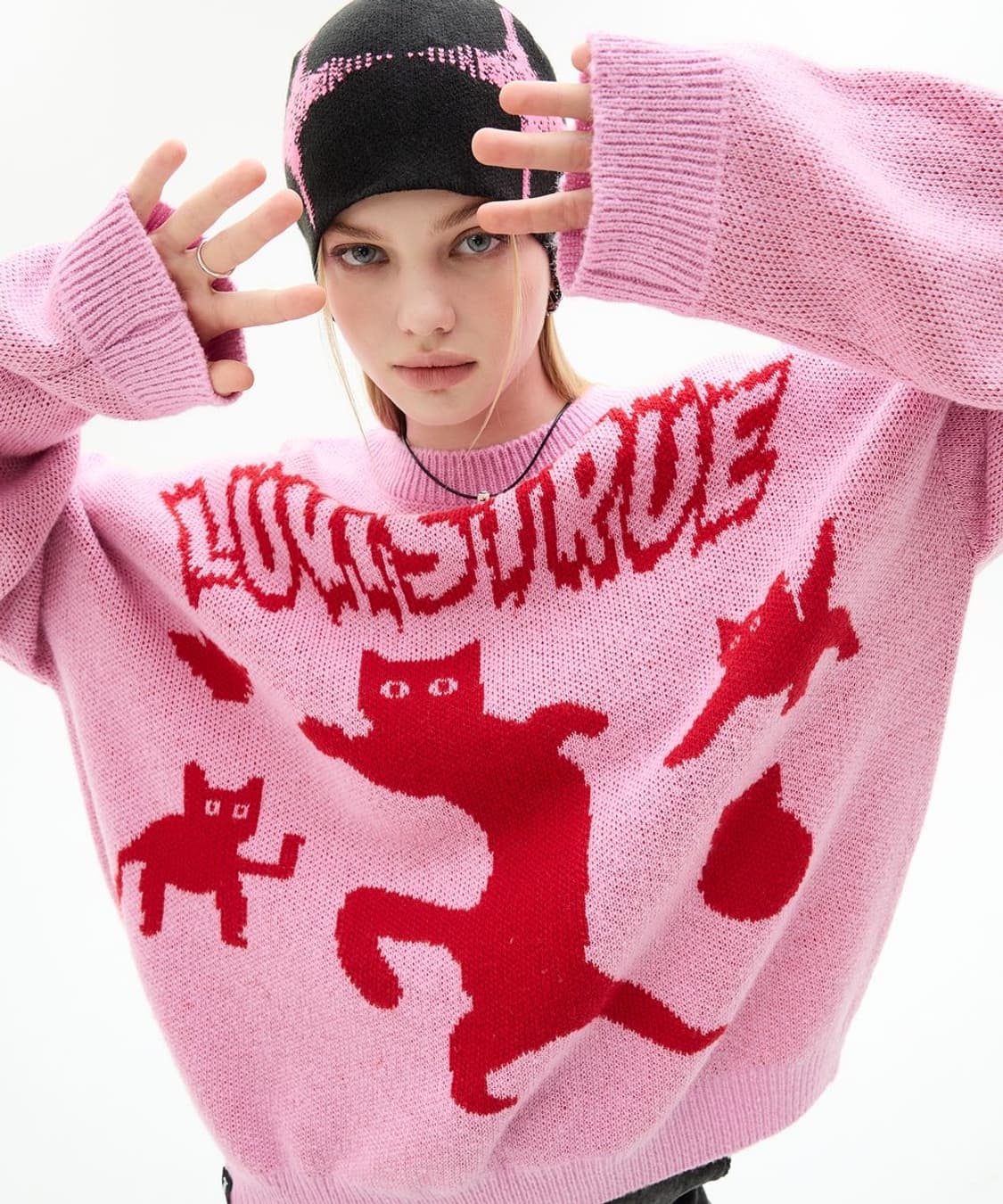 러브이즈트루 캣 핑크 오버핏 니트 르세라핌 사쿠라 착용 상품이미지2