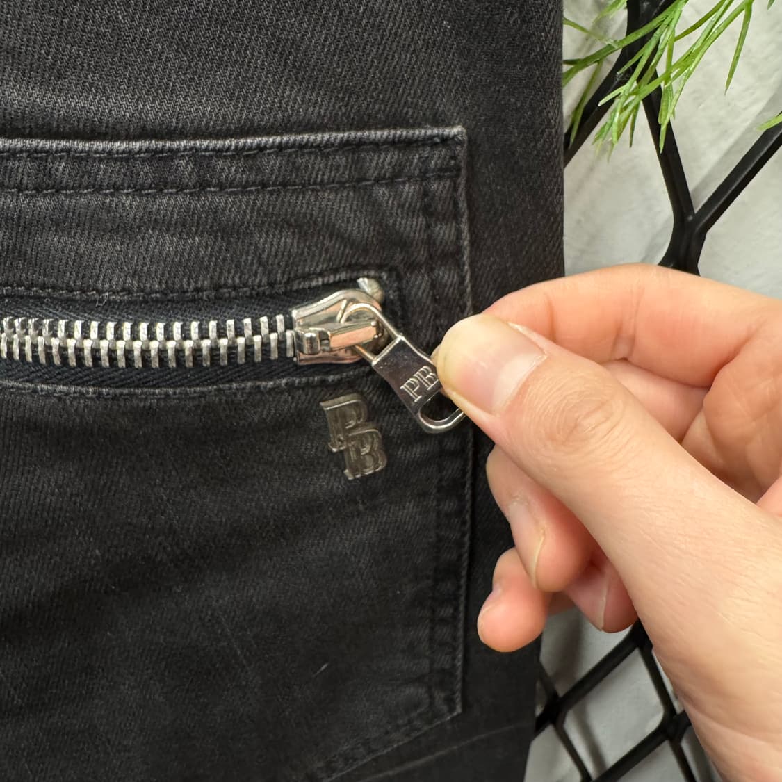 피에르 발망 아코디언 패널 데님 팬츠 지퍼 로고 포인트 블랙 상품이미지9