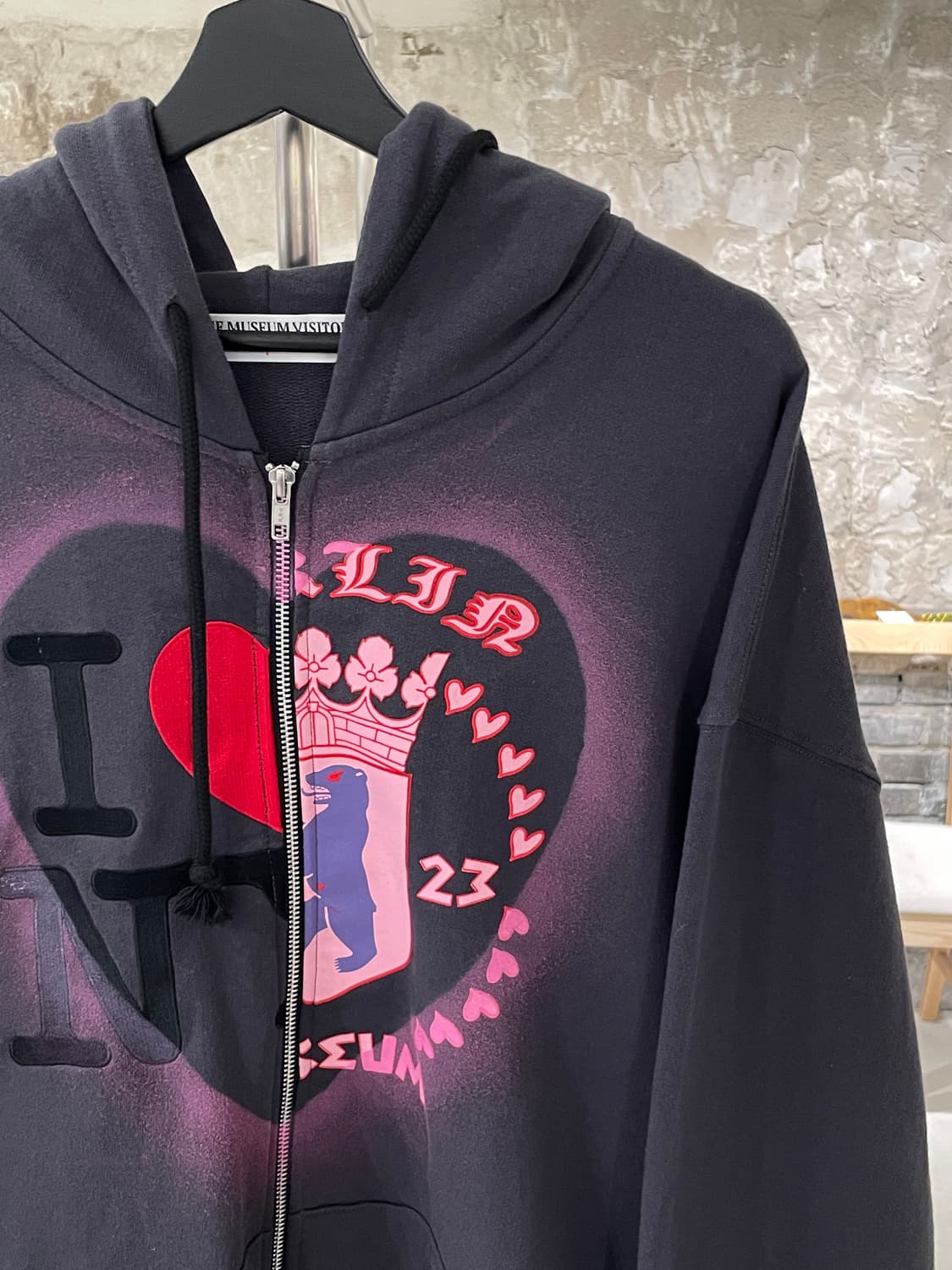 더 뮤지엄 비지터 차콜 하트 하프 엠블럼 후디 집업 상품이미지3
