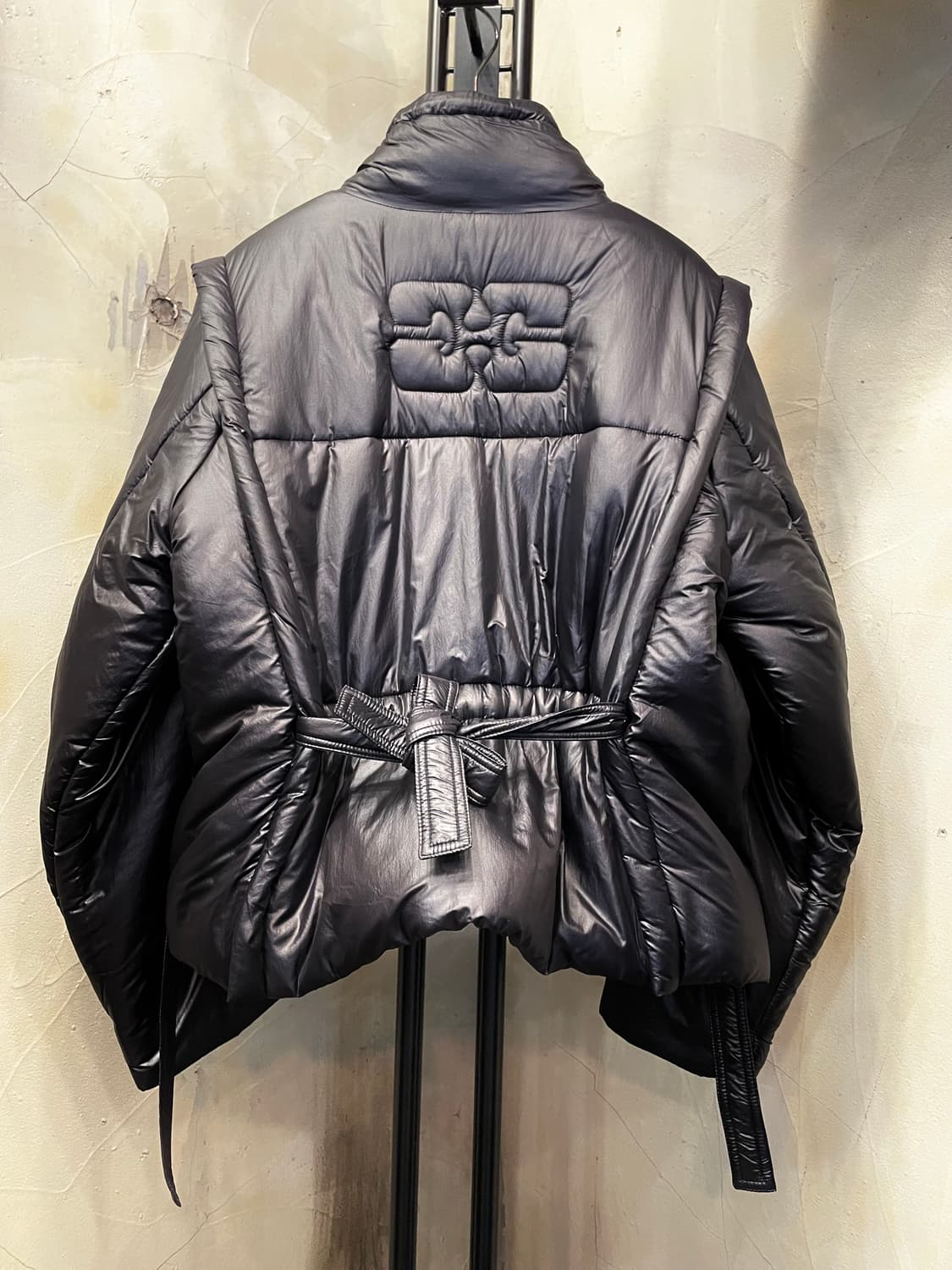 Ganni 백로고 퀼티즈 자수 하이넥 패딩 상품이미지1