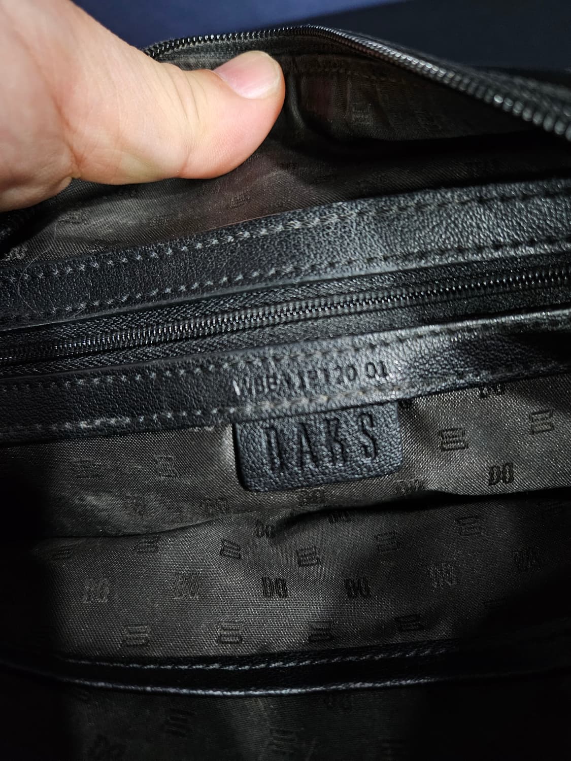 닥스 블랙 남성 크로스백  상품이미지5