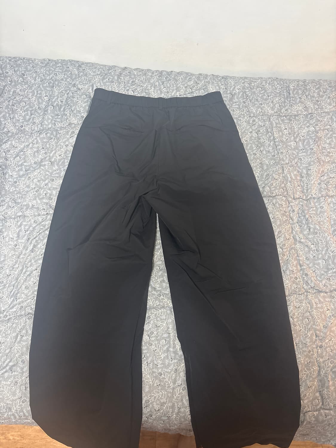 25fw 아모멘토 타프타 커브드 팬츠 블랙 xl 판매합니다. 상품이미지3