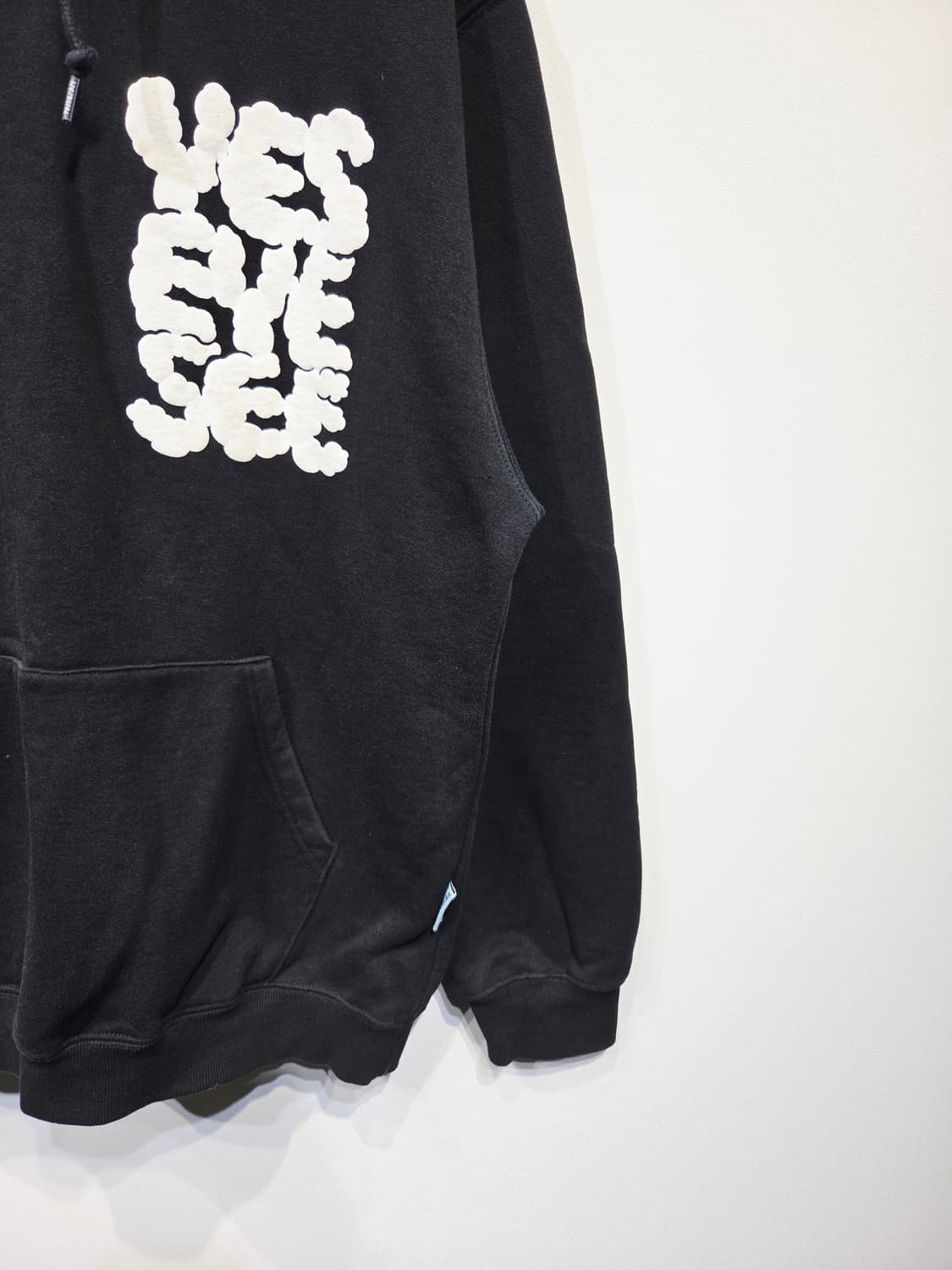 예스아이씨(YESEYESEE) 부클 로고 블랙 후드티 상품이미지5