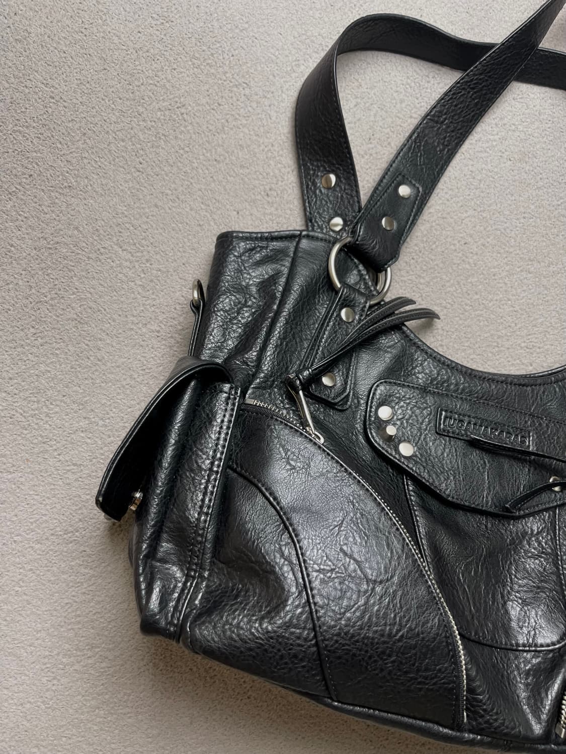 이우가마카라스 스터드 숄더백 블랙 상품이미지6