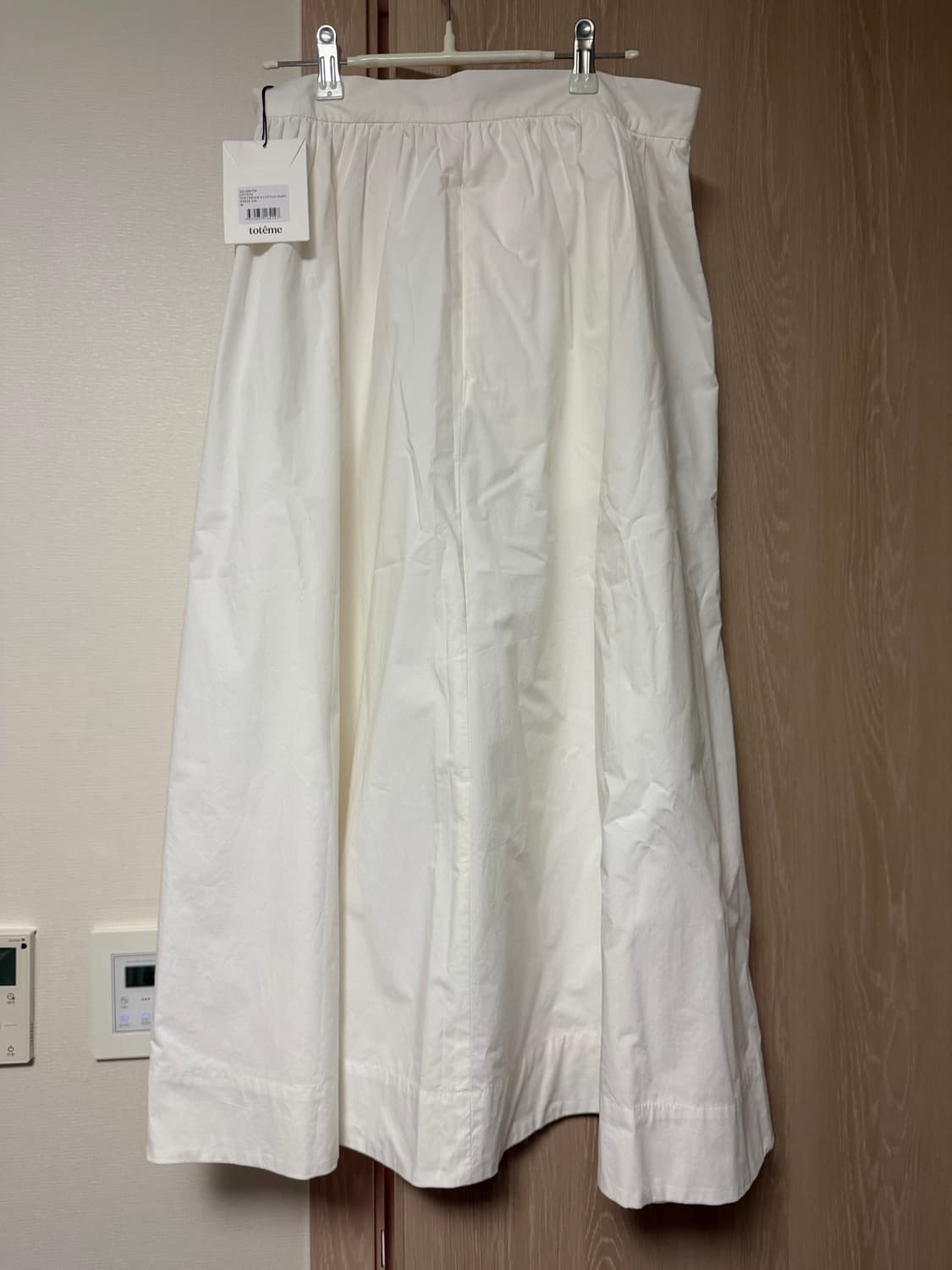 토템 A라인 화이트 롱스커트 상품이미지1