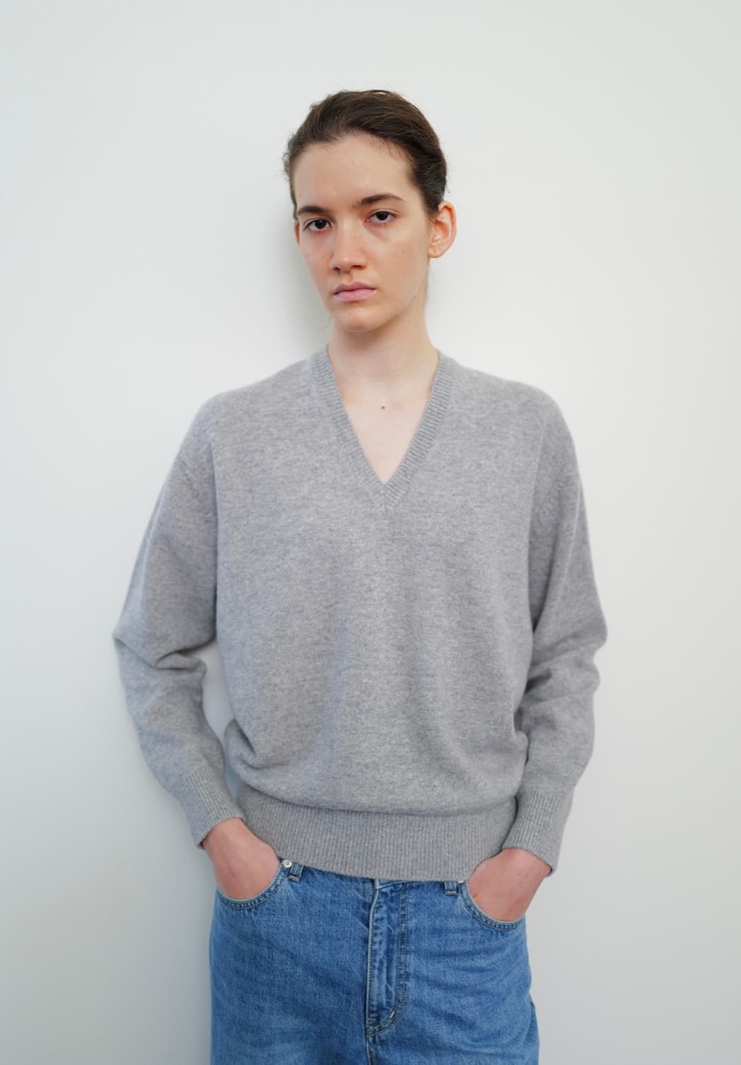문달 Deep V-Neck Knit in Gray 상품이미지1